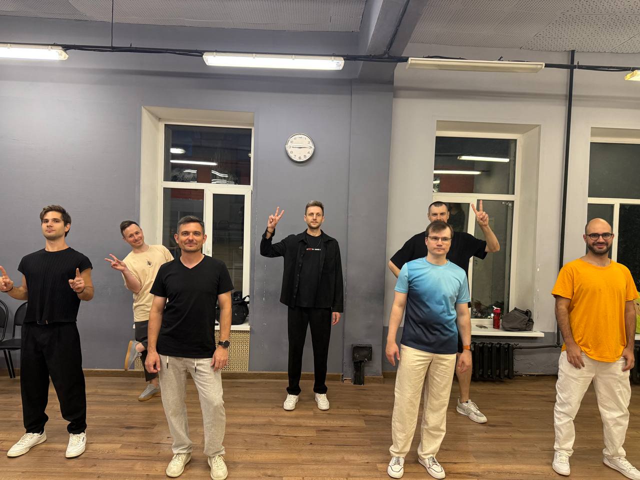 Партнеры выступления Baila Bachata в танцевальном зале